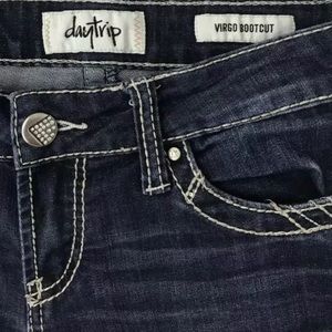 BUCKLE — VIRGO BOOTCUT DISTRESSED JEANS 28R